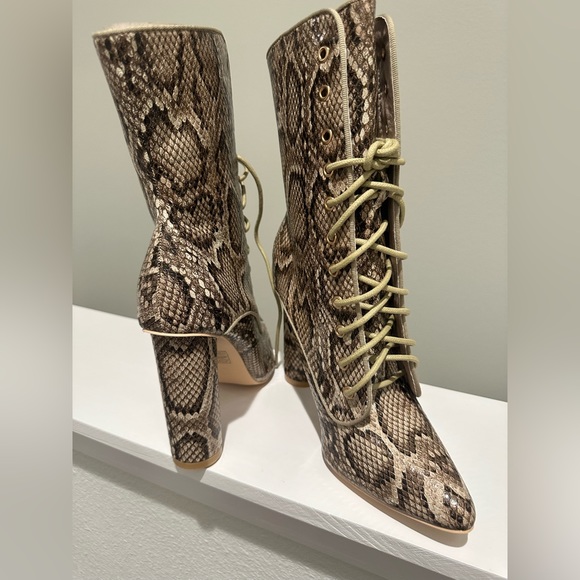Snakeskin pattern boots. Size US 8.5. Brand new. - Picture 5 of 6
